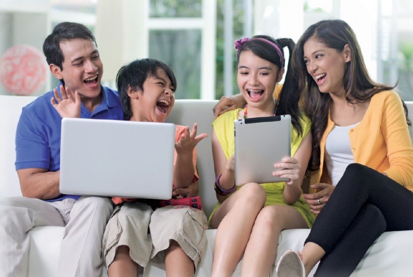 keluarga-bermain-internet-ilustrasi-_130611002059-393_0